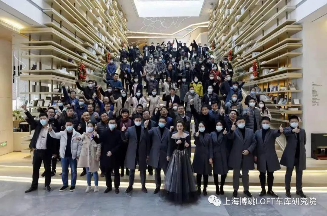 丽江全国一百多人在华侨城汉口道6号参观研讨LOFT专利车库技术！